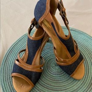A2 2 in heels blue/brown